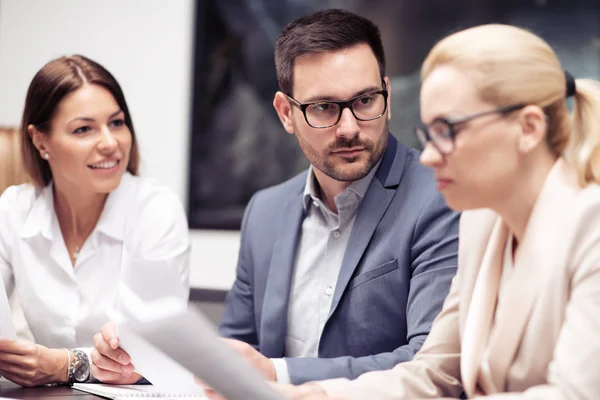 Mensen Uit Het Bedrijfsleven Werken Samen Aan Nieuw Opstarten Project — Stockfoto