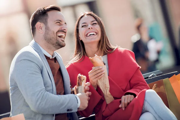 Glückliches Junges Paar Sie Lachen Essen Sandwich Und Haben Eine — Stockfoto