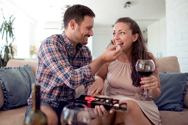 Junges Glückliches Paar Sitzt Zusammen Auf Sofa Mann Gibt Frau — Stockfoto