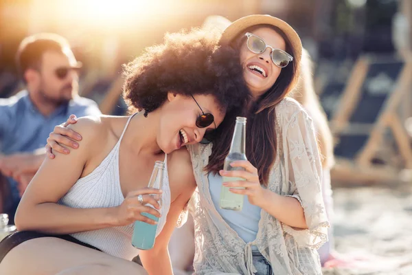 Dos Amigas Jóvenes Divirtiéndose Playa Vacaciones Verano Personas Amistad Diversión — Foto de Stock