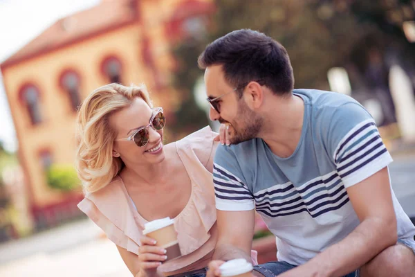 Felices Parejas Jóvenes Divirtiéndose Riendo Juntos Aire Libre Vacaciones Personas — Foto de Stock