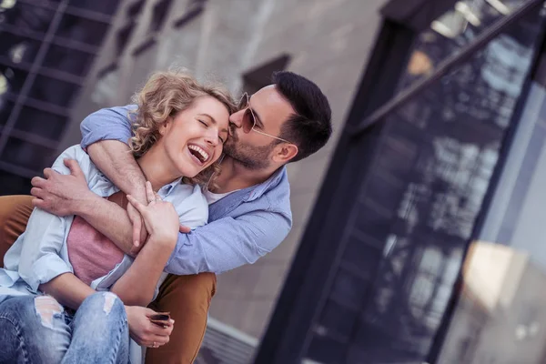 Gelukkige Jonge Paar Plezier Buitenshuis Lachend Samen — Stockfoto