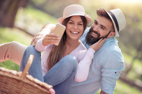 Jovem Casal Amoroso Fazendo Piquenique Parque — Fotografia de Stock