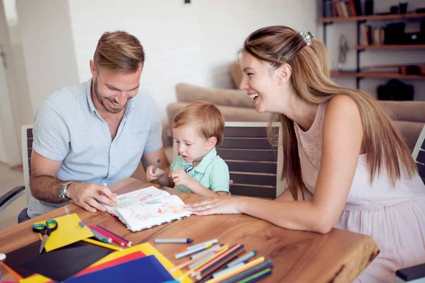 Maman Papa Dessinent Avec Leur Fils Maman Regarde Son Fils — Photo