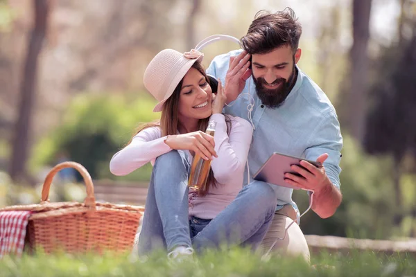 Joven Pareja Amorosa Haciendo Picnic Parque — Foto de Stock