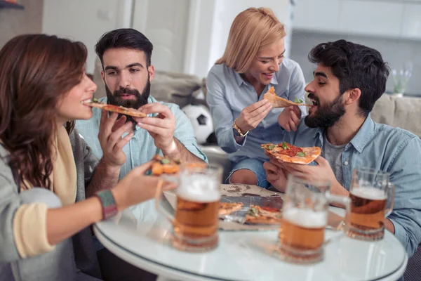 Skupina Mladých Lidí Jíst Pizzu Zároveň Baví Spolu — Stock fotografie