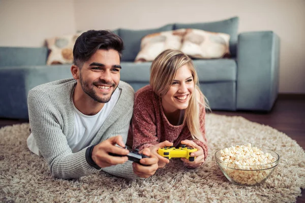 Casal Jovem Jogando Videogames Eles Estão Sorrindo Rindo Deitado Chão — Fotografia de Stock