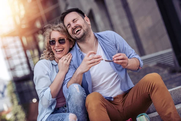 Feliz Jovem Casal Divertindo Livre Sorrindo Juntos — Fotografia de Stock