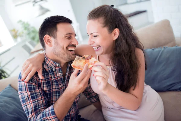 Beautiful Young Couple Drinking Beer Eating Pizza Having Fun — Stock Photo, Image