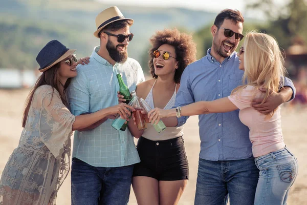 Glückliche Junge Leute Feiern Strand Sommerferien Menschen Freundschaft Spaß Und — Stockfoto