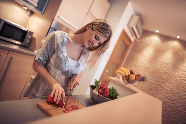 Žena Připravuje Oběd Řezání Zeleniny Kuchyni — Stock fotografie