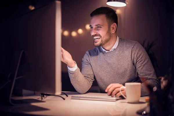 Giovane Seduto Alla Scrivania Usando Computer Lavorando Fino Tardi Notte — Foto Stock