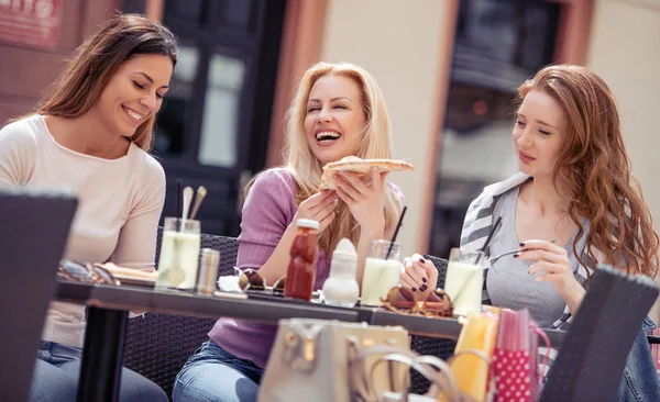 Portret Van Drie Mooie Jonge Vrouwen Pizza Eten Het Winkelen — Stockfoto