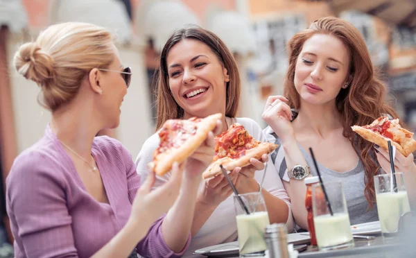Portret Trzech Pięknych Młodych Kobiet Jedzenie Pizza Zakupy Bawić Się — Zdjęcie stockowe