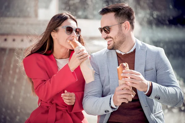 Amor Citas Comida Estilo Vida Pareja Comiendo Sándwich Hablando Aire — Foto de Stock
