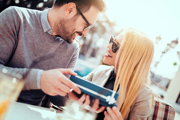 Junger Fröhlicher Mann Und Frau Die Sich Treffen Und Zeit — Stockfoto