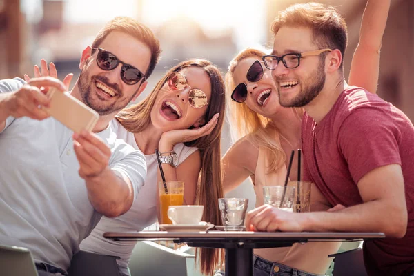 Cuatro Amigos Riéndose Disfrutando Del Café Café Están Divirtiendo Mucho — Foto de Stock