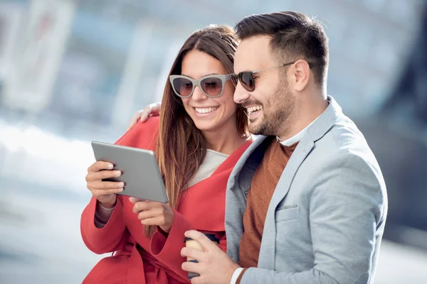 Feliz Jovem Casal Divertindo Livre Sorrindo Olhando Para Tablet — Fotografia de Stock