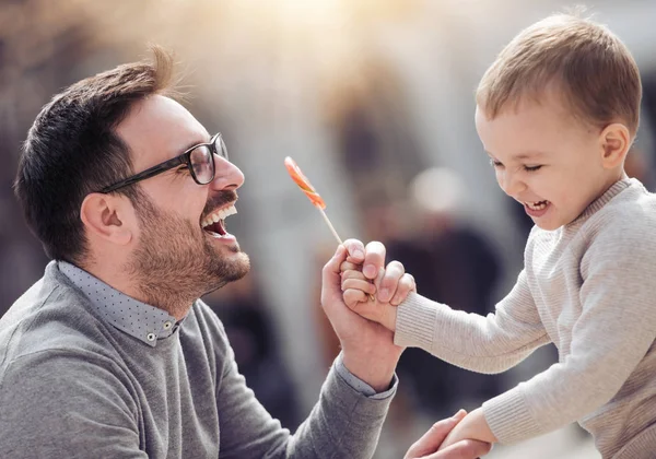 Vater Und Sohn Amüsieren Sich Nach Dem Einkaufen Der Stadt — Stockfoto