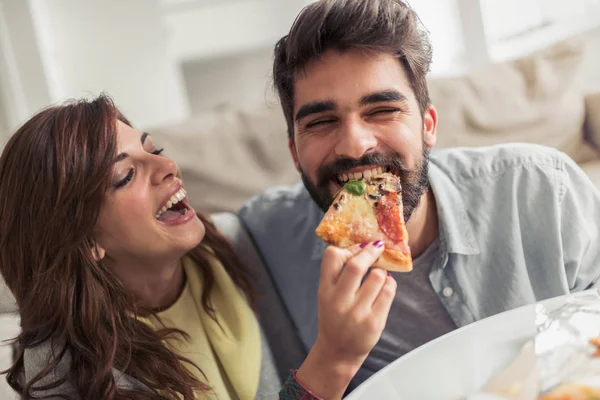 Feliz Pareja Joven Disfrutando Pizza Casa Gente Amor Comida Concepto — Foto de Stock