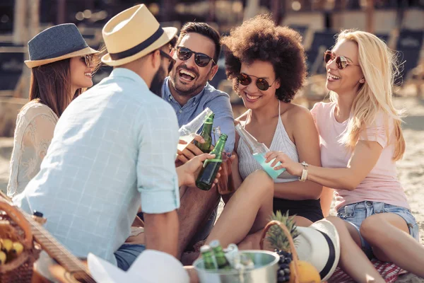 Sahilde parti mutlu gençler. Yaz tatil, insanlar, arkadaşlık, eğlence ve tatil kavramı.