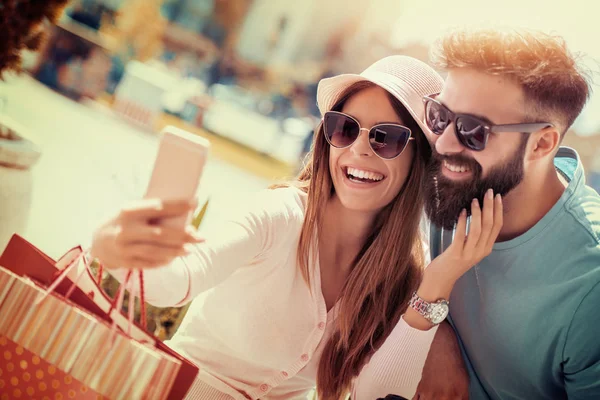 Retrato Una Pareja Con Bolsas Compras Ciudad Gente Venta Amor — Foto de Stock