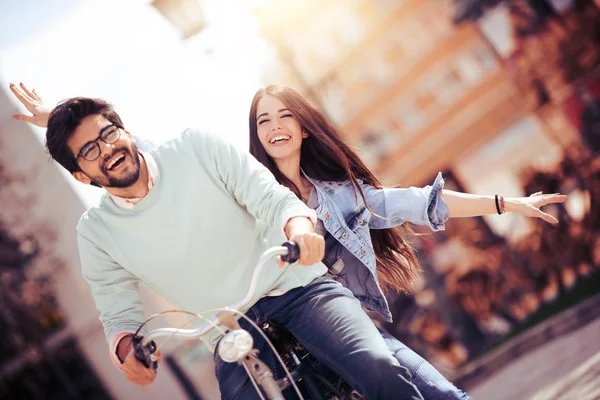 夫妇骑自行车在他们的空闲时间和乐趣在一个阳光明媚的夏日 — 图库照片