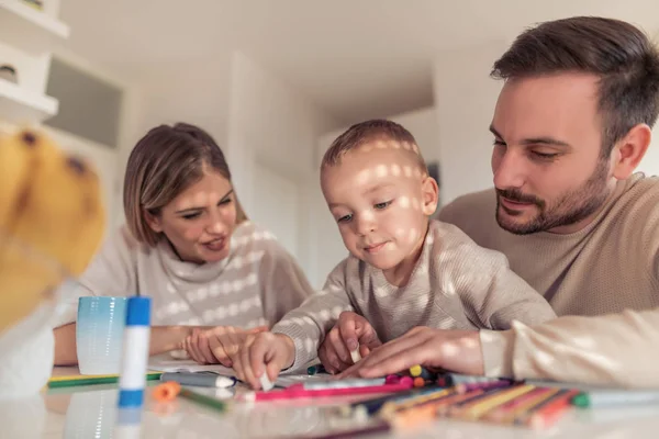 Mamá Papá Dibujando Con Hijo Están Divirtiendo Sala Estar — Foto de Stock