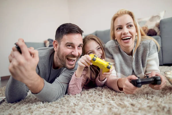 Lekfull Familj Spelar Videospel Tillsammans Vardagsrummet — Stockfoto