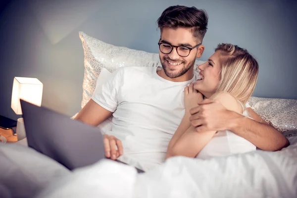 Hygge Par Med Laptop Sängen Man Och Kvinna Njuter Titta — Stockfoto