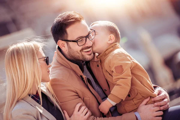 Porträtt Lyckliga Familjen Roligt Tillsammans — Stockfoto