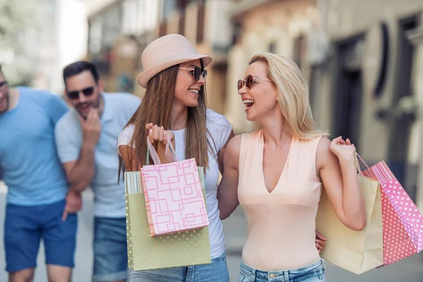Τέσσερις Καλύτεροι Φίλοι Απολαμβάνουν Μετά Shopping Shopping Τους Φίλους Είναι — Φωτογραφία Αρχείου