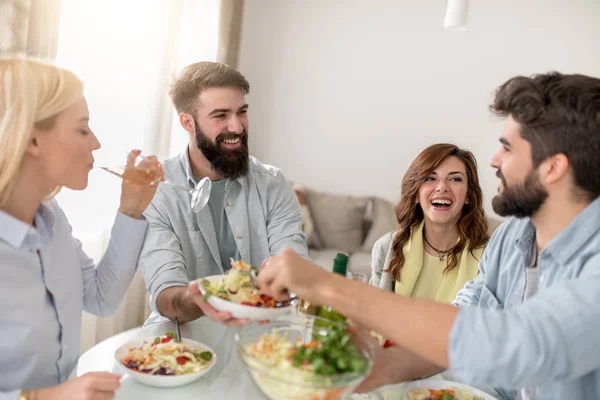 Positive Happy Young People Enjoying Food Home People Friends Leisure — Stock Photo, Image