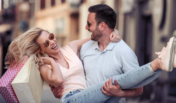 Retrato Una Pareja Con Bolsas Compras Ciudad — Foto de Stock