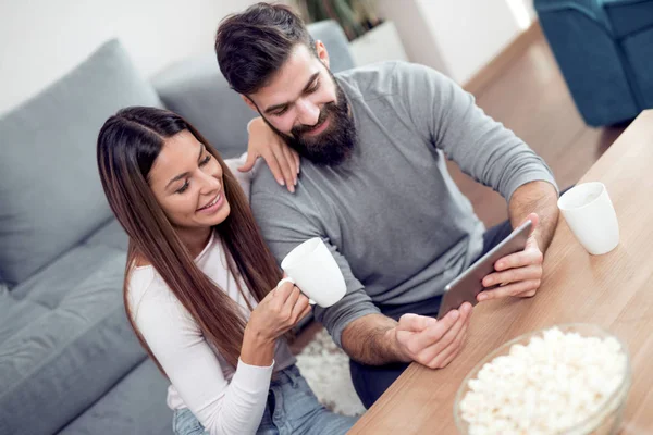 Ρομαντικό Ζευγάρι Χρησιμοποιώντας Υπολογιστή Tablet Νεαρό Ζευγάρι Στο Σπίτι Σέρφινγκ — Φωτογραφία Αρχείου