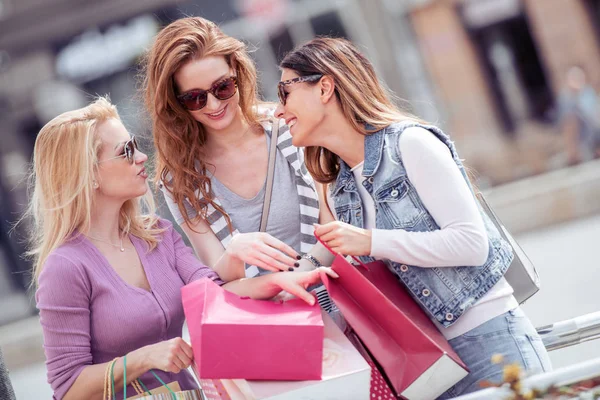 Chicas Jóvenes Felices Con Bolsas Compras Ciudad Compras Personas Amistad —  Fotos de Stock