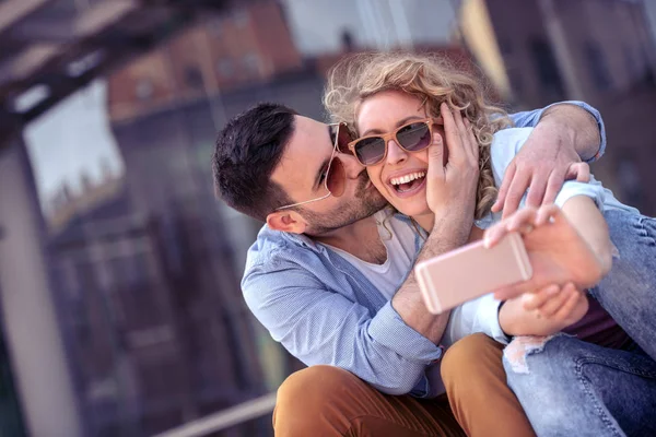 Felice Giovane Coppia Divertirsi All Aperto Sorridere Insieme — Foto Stock