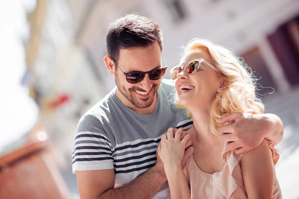 Felices Parejas Jóvenes Divirtiéndose Riendo Juntos Aire Libre Vacaciones Personas — Foto de Stock