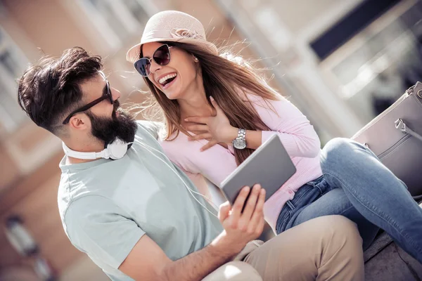 Açık havada eğleniyor, birlikte zevk mutlu genç çift.