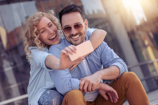 Glückliches Junges Paar Das Spaß Freien Hat Und Zusammen Lächelt — Stockfoto