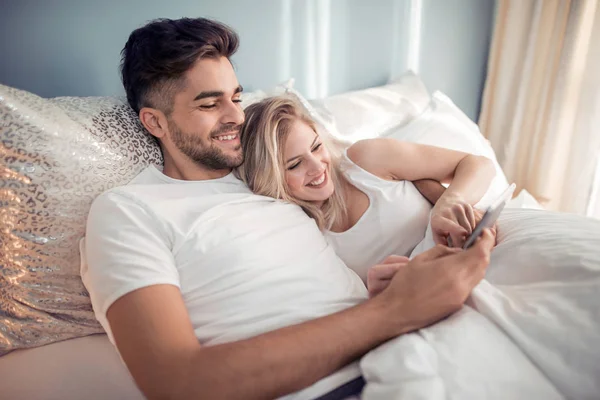 Pareja Feliz Enamorada Usando Tableta Pijama Casa — Foto de Stock