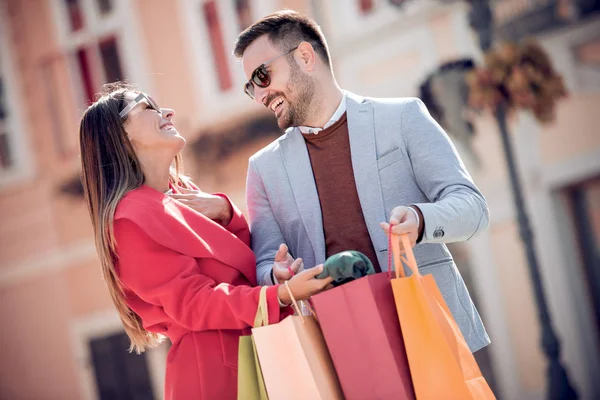 Junges Verliebtes Paar Spaziert Nach Dem Einkauf Mit Einkaufstüten Durch — Stockfoto