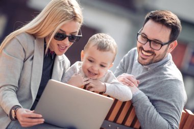 Laptop bir şey izlerken neşeli genç Aile.