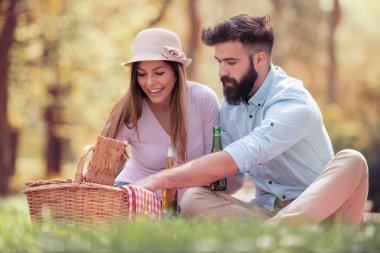 Eğleniyor ve parkta zevk aşık genç çift.