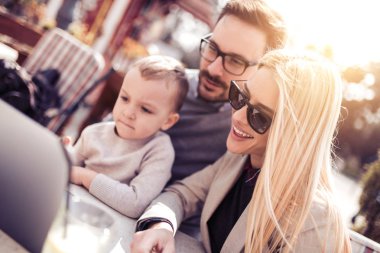 Laptop bir şey izlerken neşeli genç Aile.