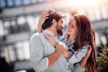 Aşk birlikte açık havada zevk güzel genç çift.