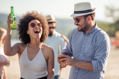 Grup arkadaşıyla kumsalda eğleniyor. Yaz, tatil, tatil, insanlar kavramı.