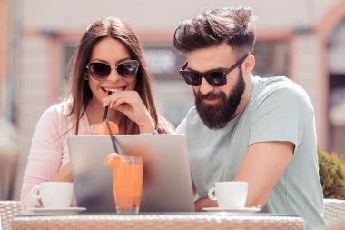 Güzel bir çift kahve içiyor, birlikte eğleniyorlar..