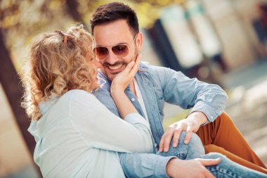 Aşk birlikte açık havada zevk güzel genç çift.