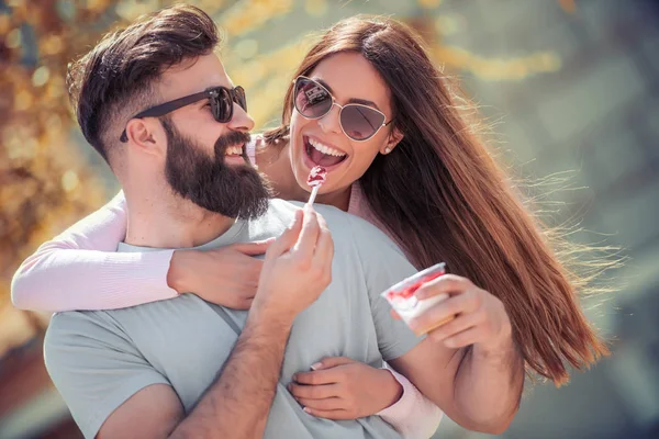 Gelukkige Jonge Paar Plezier Buiten Eten Van Ijs — Stockfoto